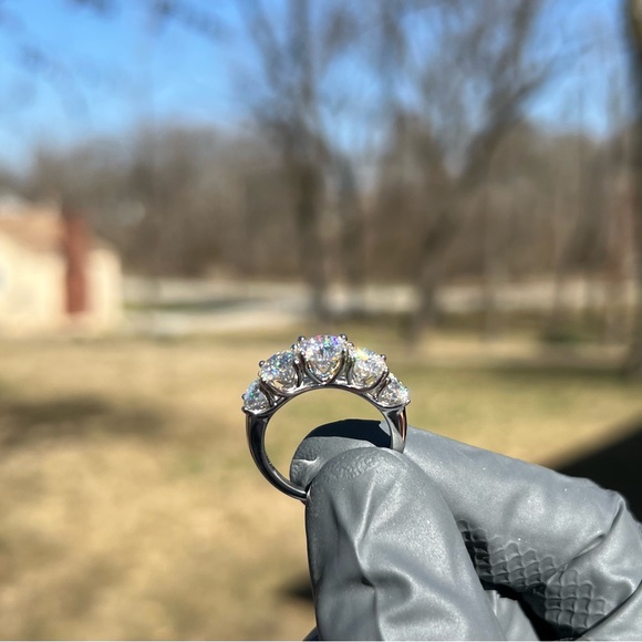 18K 3.6CT AUTHENTIC MOISSANITE 5 STONE DIAMOND RING - Picture 1 of 15